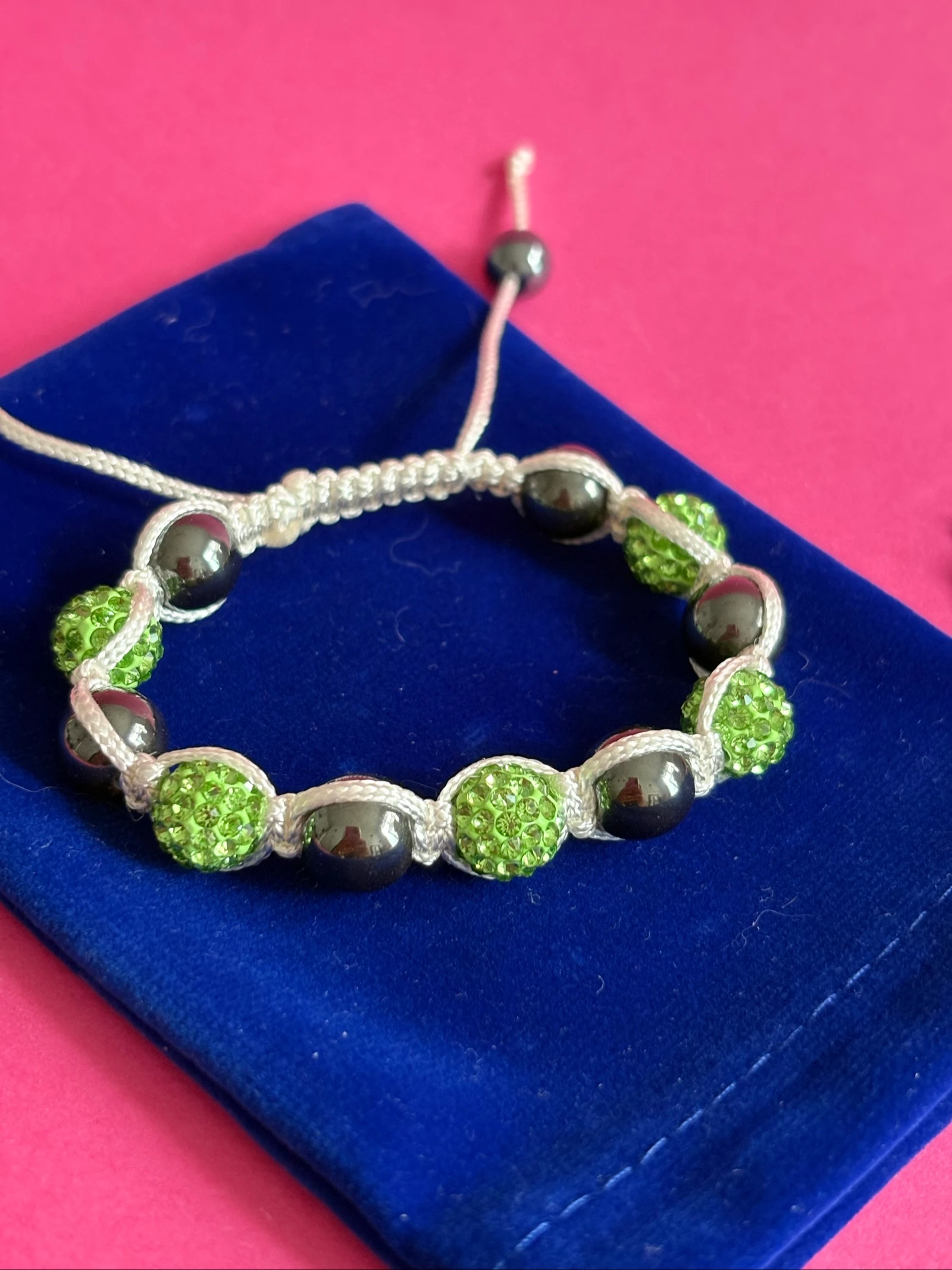 Bracelete tipo Shamballa trançado branco - contas cinzas e strass verdes – photo 2
